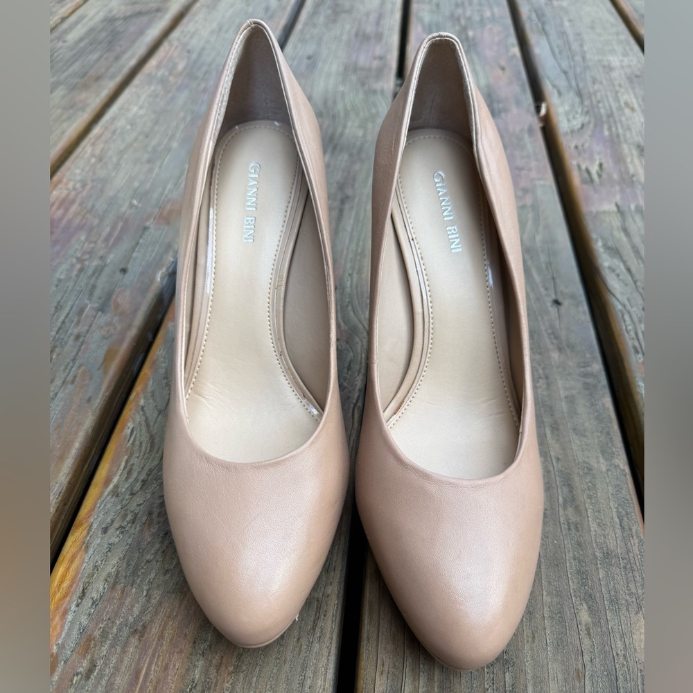 Gianni Bini Nude Pumps.

Size 10